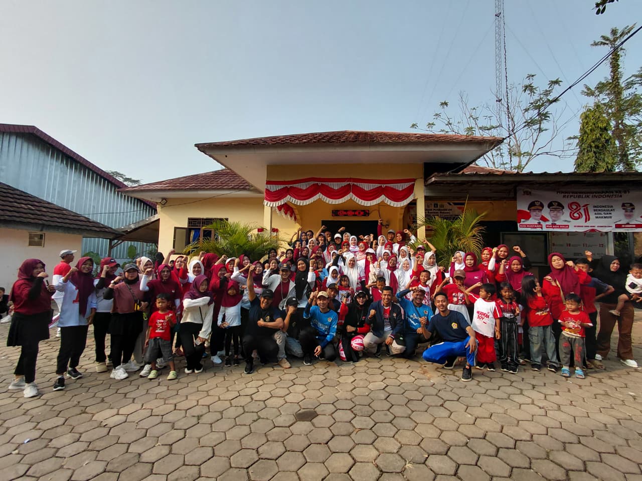 Semarak HUT RI 2026,Kepala Kelurahan Curug Manis dan Karang Taruna Curug Manis Mengadakan Gelar Gerak Jalan Sehat