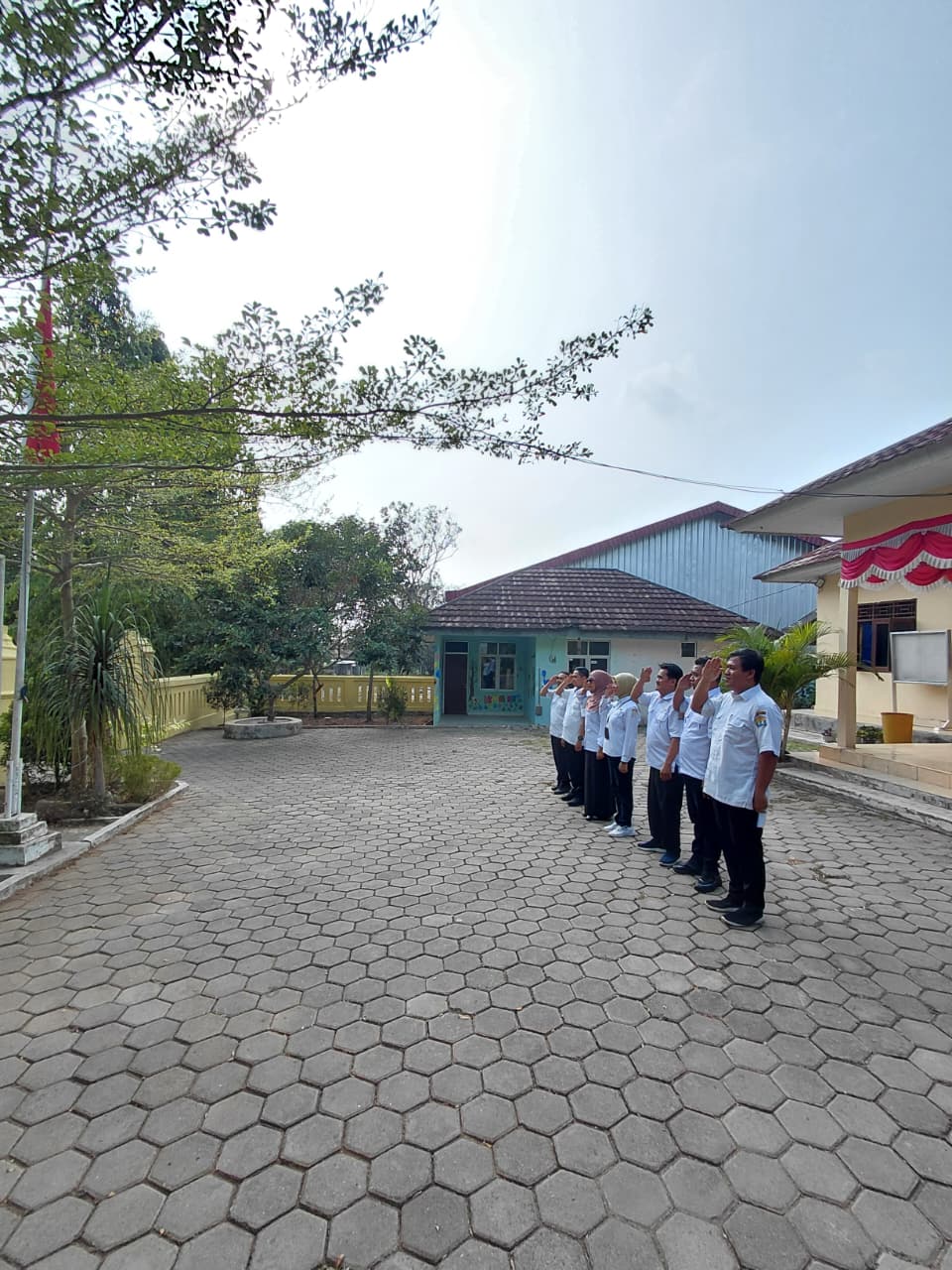 Peringati Tragedi G30S PKI, Jajaran Kelurahan Curug Manis Laksanakan Penghormatan Bendera Setengah Tiang